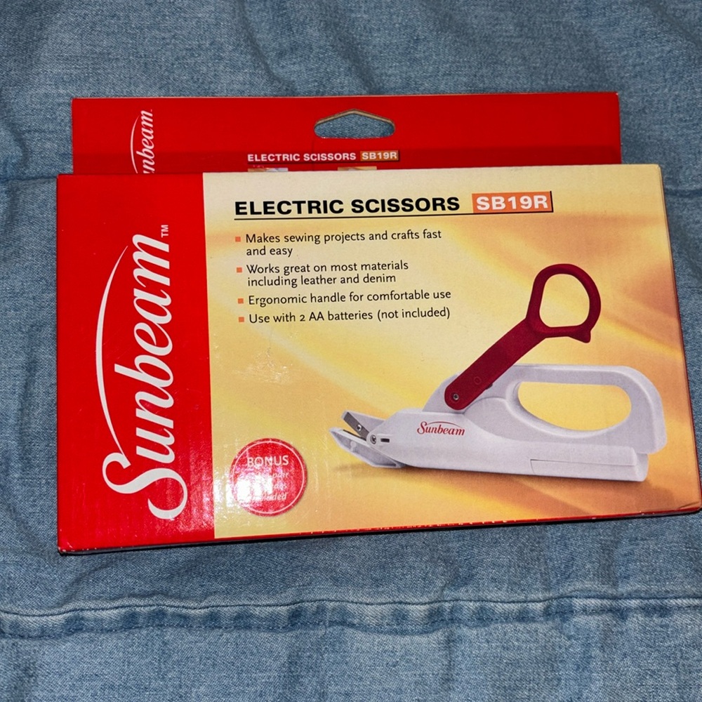New NIB electric scissors sunbeam extra pair of blades included model SB 19 R￼